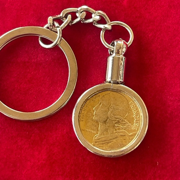 Gorgeous me French golden coin keychain - Picture 2 of 7